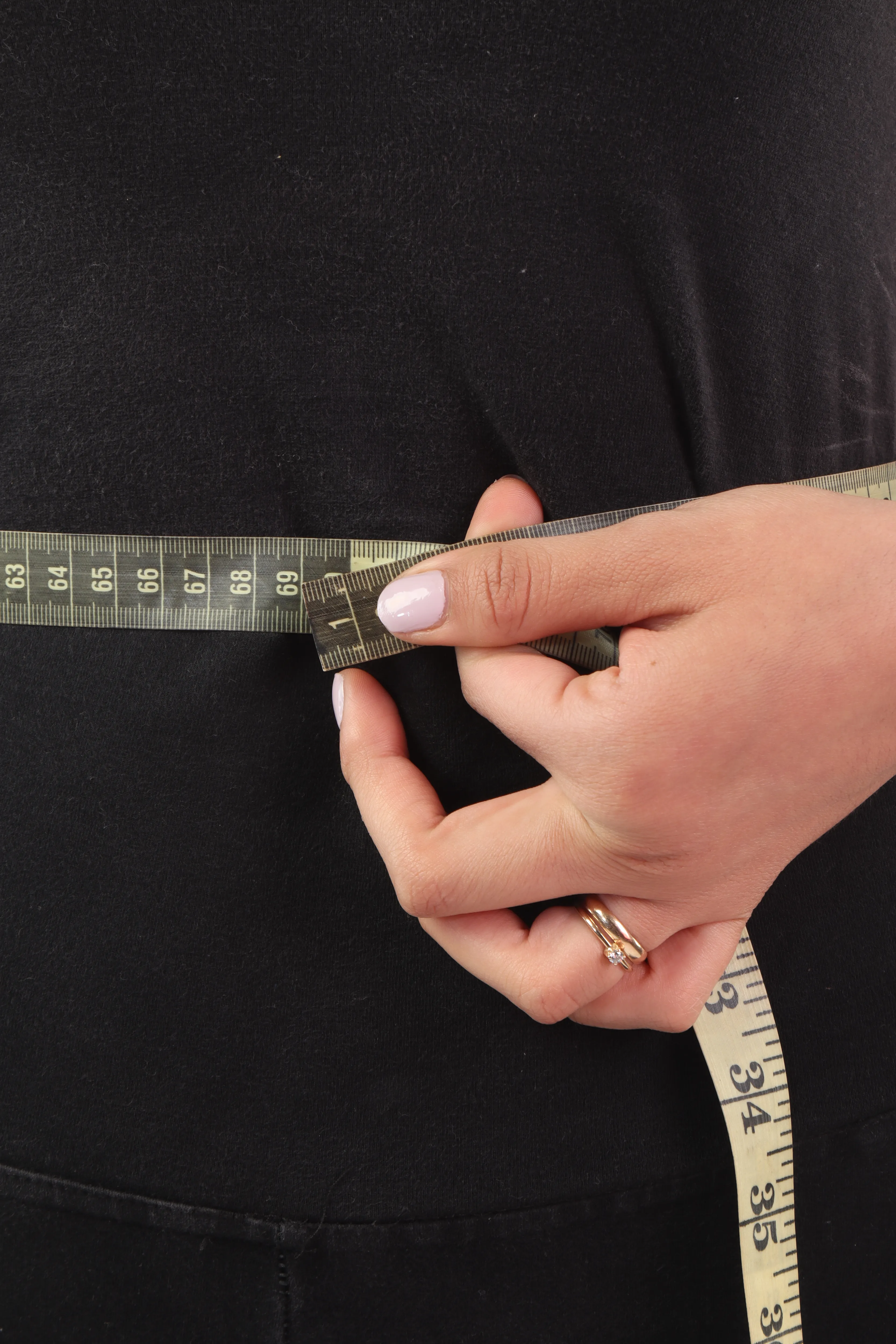 La cinta debe estar justa, no apretada. Asegúrate de que quepa un dedo entre la cinta y tu cuerpo.